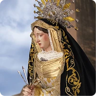 Imagen de la Virgen de los Dolores con manto negro y corona dorada en la Semana Santa de Cuevas del Almanzora