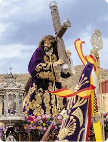 Paso de Jes&uacute;s Nazareno portando la cruz durante la procesi&oacute;n de Semana Santa en Cuevas del Almanzora