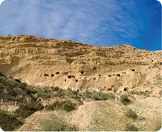 Paisaje de ladera rocosa erosionada en Cuevas del Almanzora